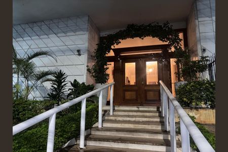 Apartamento à venda com 293m², 4 quartos e 2 vagas Apartamento à venda com 293m², 4 quartos e 2 vagasEntrada Condomínio