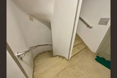 Apartamento à venda com 293m², 4 quartos e 2 vagas Apartamento à venda com 293m², 4 quartos e 2 vagasEscadas