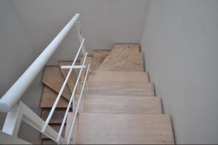 Casa de condomínio para alugar com 240m², 4 quartos e 3 vagasEscada