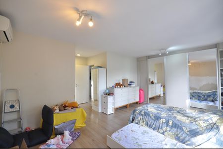 Casa de condomínio para alugar com 240m², 4 quartos e 3 vagasSuíte 1