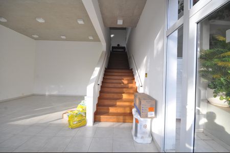 Casa de condomínio para alugar com 240m², 4 quartos e 3 vagasEscada de acesso ao Salão de Festas