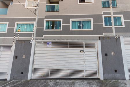 Casa à venda com 90m², 2 quartos e 2 vagas Casa à venda com 90m², 2 quartos e 2 vagasFachada