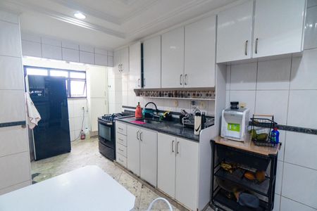 Apartamento à venda com 180m², 3 quartos e 3 vagas Apartamento à venda com 180m², 3 quartos e 3 vagasCozinha e Área de Serviço