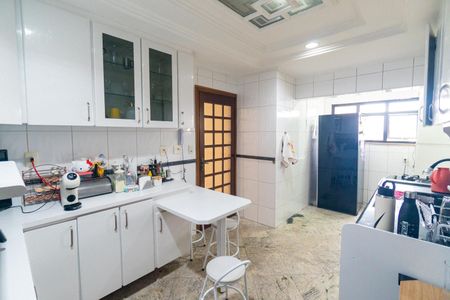 Apartamento à venda com 180m², 3 quartos e 3 vagas Apartamento à venda com 180m², 3 quartos e 3 vagasCozinha e Área de Serviço