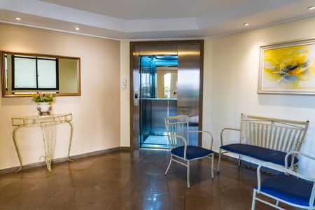 Apartamento à venda com 180m², 3 quartos e 3 vagas Apartamento à venda com 180m², 3 quartos e 3 vagasHall social