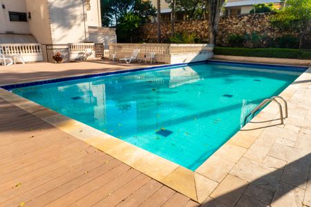 Apartamento à venda com 180m², 3 quartos e 3 vagas Apartamento à venda com 180m², 3 quartos e 3 vagasÁrea comum - Piscina