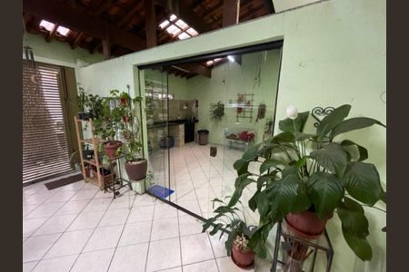 Casa à venda com 220m², 3 quartos e 2 vagas