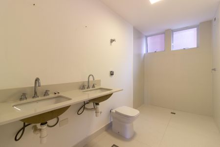 Apartamento à venda com 140m², 2 quartos e 1 vaga Apartamento à venda com 140m², 2 quartos e 1 vagaBanheiro da Suíte