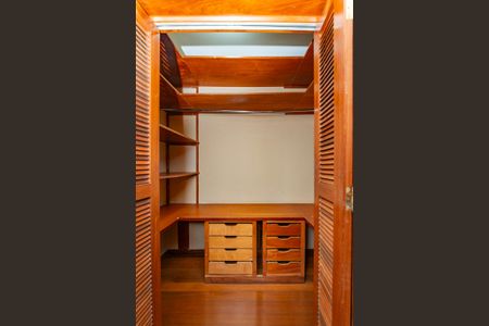 Apartamento para alugar com 240m², 4 quartos e 2 vagas Apartamento para alugar com 240m², 4 quartos e 2 vagasCloset da suíte