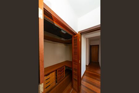 Apartamento para alugar com 240m², 4 quartos e 2 vagas Apartamento para alugar com 240m², 4 quartos e 2 vagasCloset da suíte
