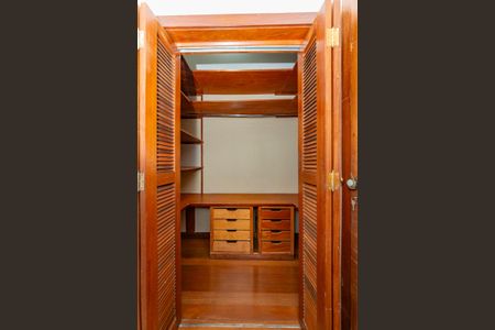 Apartamento para alugar com 240m², 4 quartos e 2 vagas Apartamento para alugar com 240m², 4 quartos e 2 vagasCloset da suíte