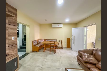 Casa à venda com 320m², 4 quartos e 2 vagas Casa à venda com 320m², 4 quartos e 2 vagasSala