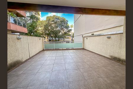 Casa à venda com 320m², 4 quartos e 2 vagas Casa à venda com 320m², 4 quartos e 2 vagasVaranda