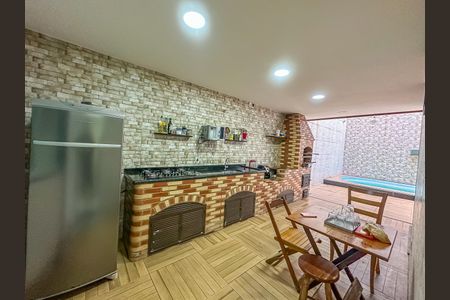 Casa à venda com 320m², 4 quartos e 2 vagas Casa à venda com 320m², 4 quartos e 2 vagasChurrasqueira