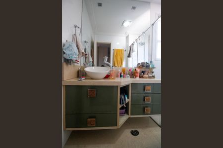 Apartamento à venda com 256m², 4 quartos e 3 vagasBanheiro da Suíte 1