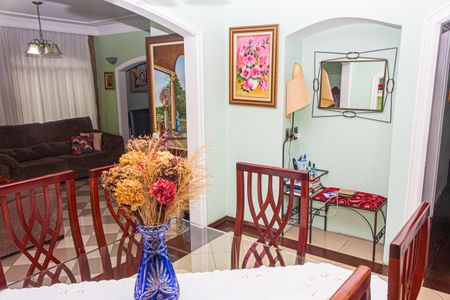 Casa à venda com 525m², 4 quartos e 6 vagas Casa à venda com 525m², 4 quartos e 6 vagasSala de Jantar