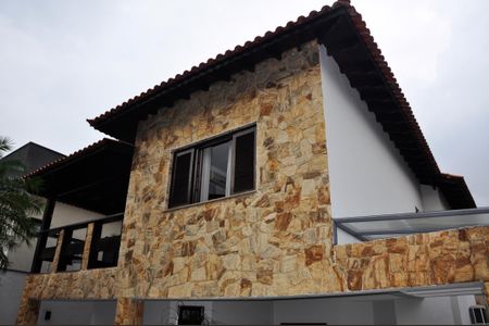 Casa à venda com 320m², 3 quartos e 4 vagas Casa à venda com 320m², 3 quartos e 4 vagasDetalhe - Quintal e Garagem