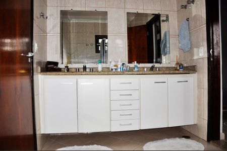 Casa à venda com 320m², 3 quartos e 4 vagas Casa à venda com 320m², 3 quartos e 4 vagasDetalhe - Suíte Americana