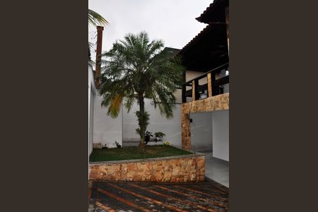 Casa à venda com 320m², 3 quartos e 4 vagas Casa à venda com 320m², 3 quartos e 4 vagasDetalhe - Quintal e Garagem