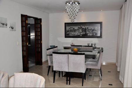 Casa à venda com 320m², 3 quartos e 4 vagas Casa à venda com 320m², 3 quartos e 4 vagasDetalhe - Sala de Jantar