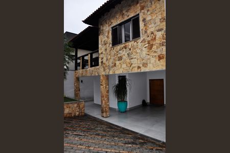 Casa à venda com 320m², 3 quartos e 4 vagas Casa à venda com 320m², 3 quartos e 4 vagasDetalhe - Quintal e Garagem