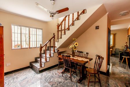 Casa à venda com 150m², 4 quartos e 2 vagas Casa à venda com 150m², 4 quartos e 2 vagasSala