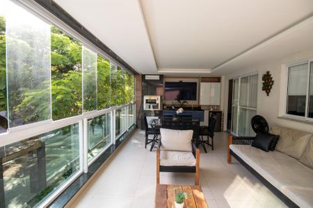 Apartamento à venda com 117m², 3 quartos e 2 vagasVaranda