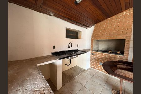 Casa à venda com 750m², 3 quartos e 6 vagasQuintal com Churrasqueira