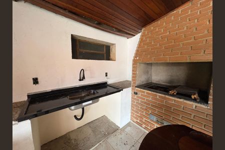 Casa à venda com 750m², 3 quartos e 6 vagasQuintal com Churrasqueira