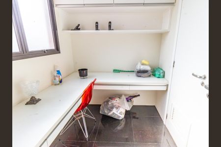 Apartamento à venda com 127m², 3 quartos e 2 vagas Apartamento à venda com 127m², 3 quartos e 2 vagasQuarto de Serviço