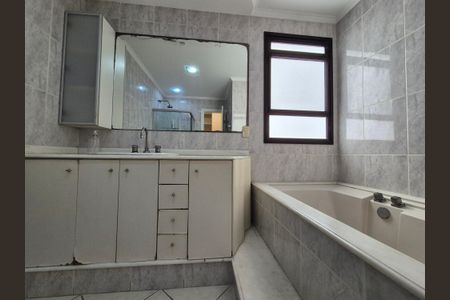 Apartamento à venda com 400m², 4 quartos e 6 vagasBanheiro da Suíte 1