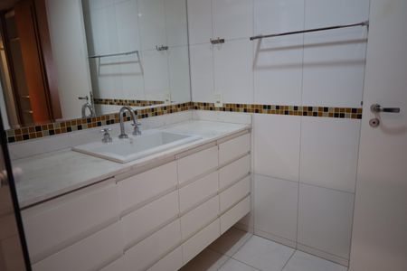 Apartamento para alugar com 326m², 6 quartos e 4 vagasBanheiro da Suíte 3