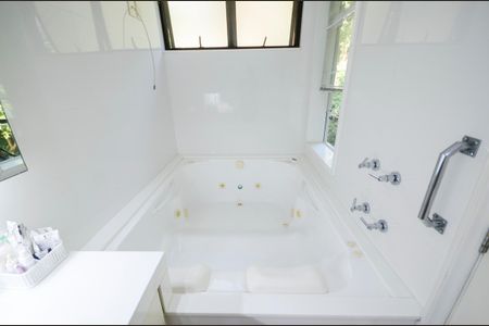 Apartamento à venda com 340m², 4 quartos e 3 vagas Apartamento à venda com 340m², 4 quartos e 3 vagasBanheiro da Suíte 2