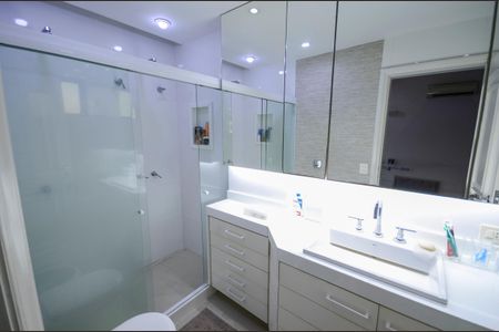 Apartamento à venda com 340m², 4 quartos e 3 vagas Apartamento à venda com 340m², 4 quartos e 3 vagasBanheiro da Suíte 2