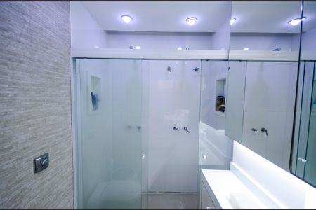 Apartamento à venda com 340m², 4 quartos e 3 vagas Apartamento à venda com 340m², 4 quartos e 3 vagasBanheiro da Suíte 2