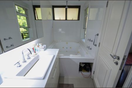 Apartamento à venda com 340m², 4 quartos e 3 vagas Apartamento à venda com 340m², 4 quartos e 3 vagasBanheiro da Suíte 2