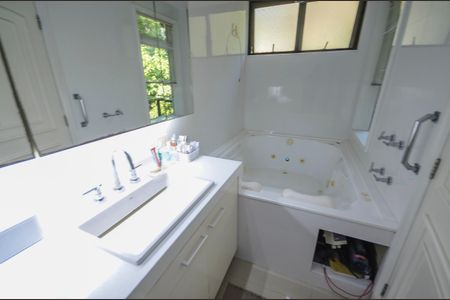 Apartamento à venda com 340m², 4 quartos e 3 vagas Apartamento à venda com 340m², 4 quartos e 3 vagasBanheiro da Suíte 2