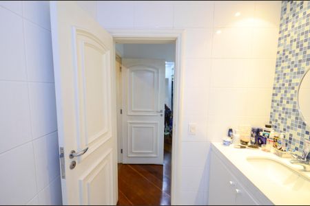 Apartamento à venda com 340m², 4 quartos e 3 vagas Apartamento à venda com 340m², 4 quartos e 3 vagasBanheiro da Suíte 1