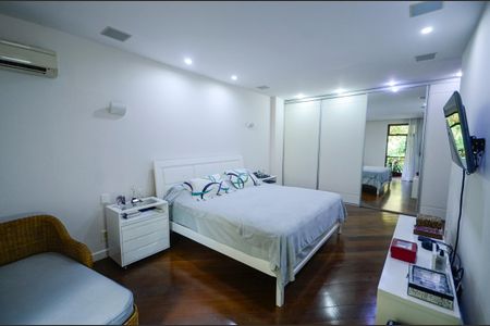 Apartamento à venda com 340m², 4 quartos e 3 vagas Apartamento à venda com 340m², 4 quartos e 3 vagasSuíte 2