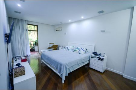 Apartamento à venda com 340m², 4 quartos e 3 vagas Apartamento à venda com 340m², 4 quartos e 3 vagasSuíte 2