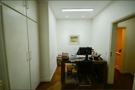 Apartamento à venda com 340m², 4 quartos e 3 vagas Apartamento à venda com 340m², 4 quartos e 3 vagasQuarto 2