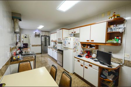 Apartamento à venda com 340m², 4 quartos e 3 vagas Apartamento à venda com 340m², 4 quartos e 3 vagasCozinha