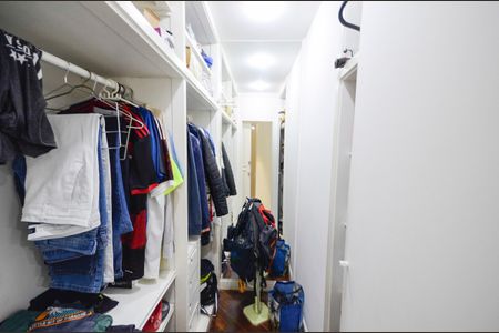 Apartamento à venda com 340m², 4 quartos e 3 vagas Apartamento à venda com 340m², 4 quartos e 3 vagasCloset da Suíte 1