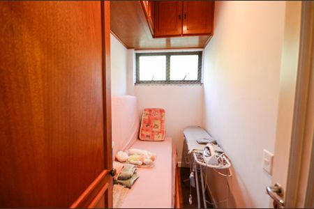 Apartamento à venda com 340m², 4 quartos e 3 vagas Apartamento à venda com 340m², 4 quartos e 3 vagasQuarto de Serviço