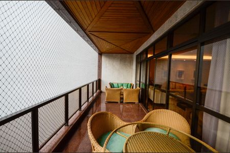 Apartamento à venda com 340m², 4 quartos e 3 vagas Apartamento à venda com 340m², 4 quartos e 3 vagasVaranda da Sala