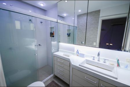 Apartamento à venda com 340m², 4 quartos e 3 vagas Apartamento à venda com 340m², 4 quartos e 3 vagasBanheiro da Suíte 2