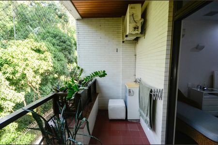 Apartamento à venda com 340m², 4 quartos e 3 vagas Apartamento à venda com 340m², 4 quartos e 3 vagasVaranda da Suíte 2