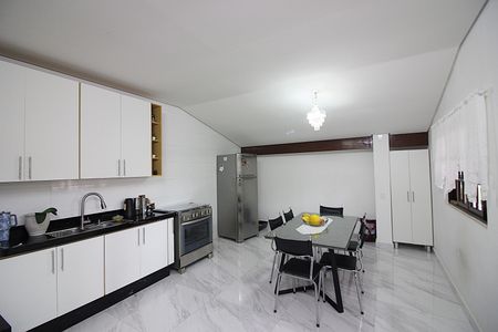 Casa à venda com 454m², 4 quartos e 4 vagasCozinha