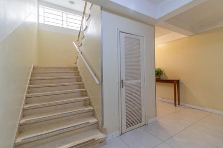 Apartamento para alugar com 72m², 2 quartos e 1 vaga Apartamento para alugar com 72m², 2 quartos e 1 vagaEscadas