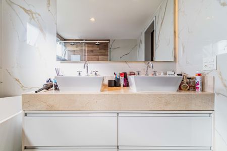 Apartamento à venda com 380m², 5 quartos e 3 vagasSuite 01 - Banheiro